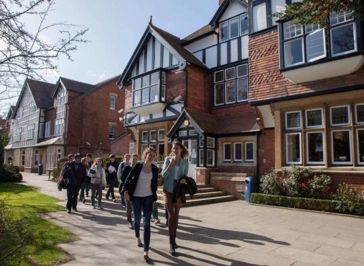 Колледж по английски. St. Clare's Oxford частная школа. Oxford International College в Англии. Oxford School в Англии. Школа в Оксфорд в городе.